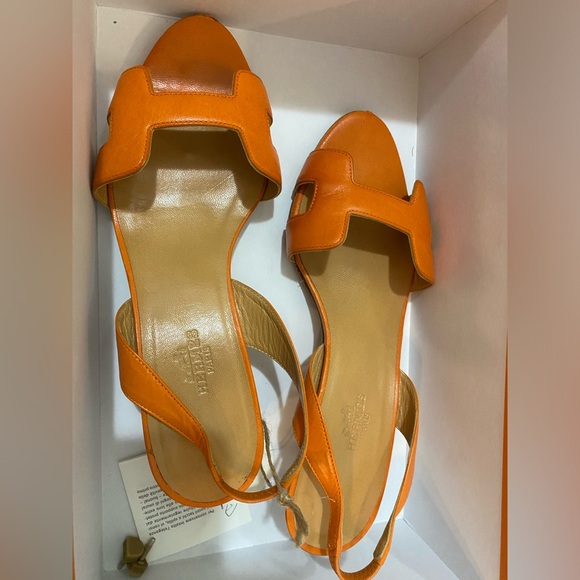 Sz 37 Hermes sandals short heels signs of wear on the bottom and some few scuffs - Picture 1 of 15